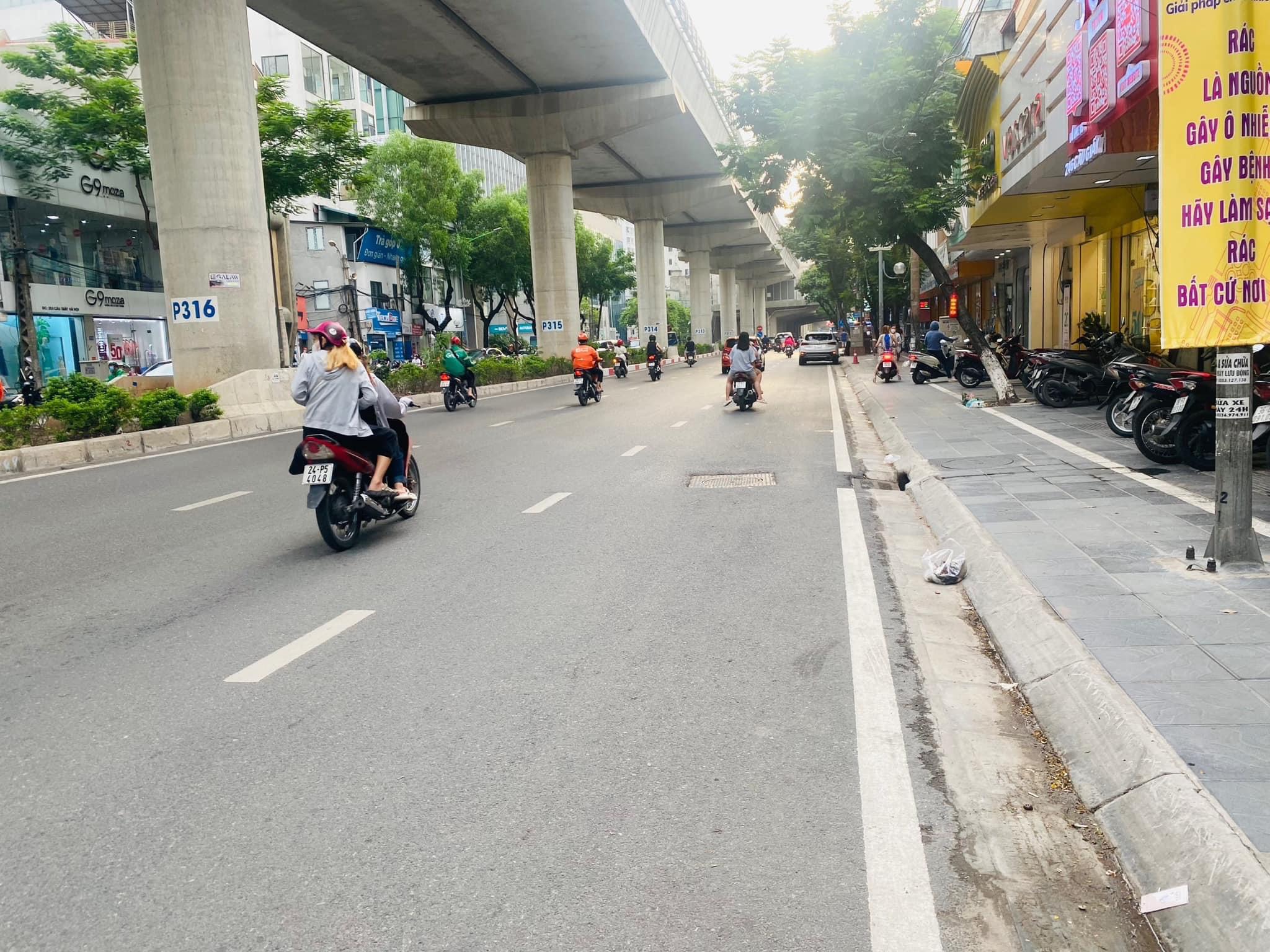 Bán nhà Cầu Giấy nhà phố Cầu Giấy vị trí trung tâm quận Cầu Giấy , gần phố Nguyễn khang , đường Láng , Dương Quảng Hàm , Nguyễn Văn Huyên nhiều tiện ích giao thông thuận lợi, gần quận ủy Cầu Giấy,bệnh viện GTVT, gần TTTM, đh Giao Thông , đh Thủ Đô , đh Ngoại Thương,đh Sư Phạm ,công viên Cầu Giấy , công viên Thủ Lệ  ,bãi xe……+ Nhà thiết kế 5 tầng đẹp sang trọng nội thất tiện nghi.- Tầng 1 ; khách + bếp . - Tầng 2 3 4: mỗi tầng phòng ngủ, 1 vệ sinh, các phòng full giường tủ, thiết bị. - Tầng 5 phòng thờ, sân phơi. Liên hệ Huấn chuyên bán nhà Cầu Giấy để được tư vấn và xem nhà miễn phí sđt:0971035098(Tôi có rất nhiều nhà phố Cầu Giấy với  phân khúc khác nhau!)